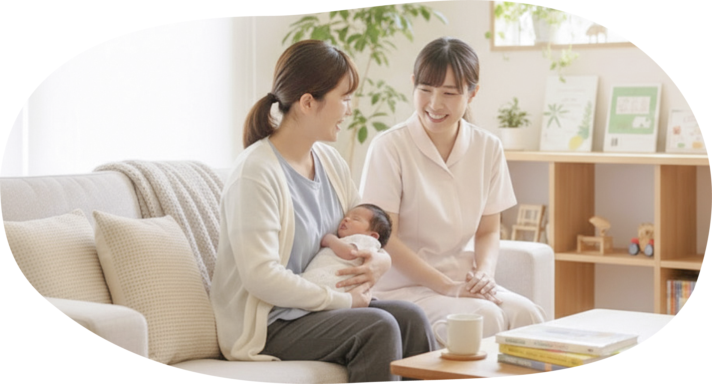 助産師と産後ママが会話している場面