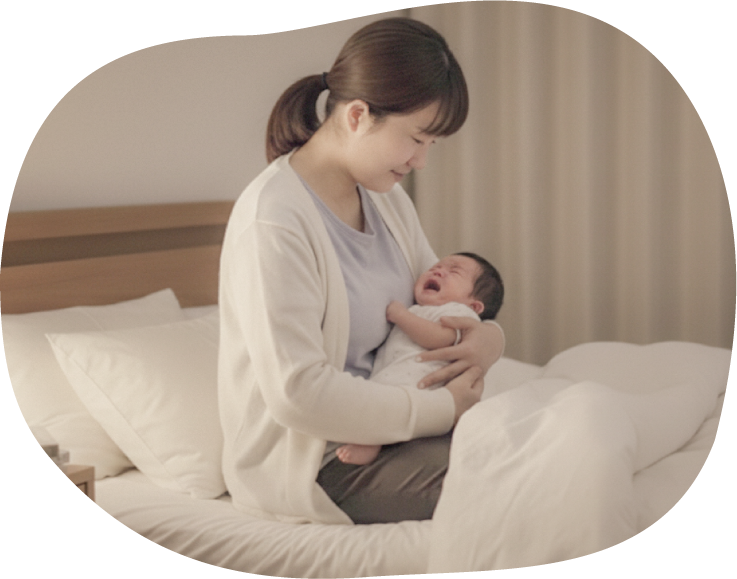 産後ママが赤ちゃんを寝かせている場面