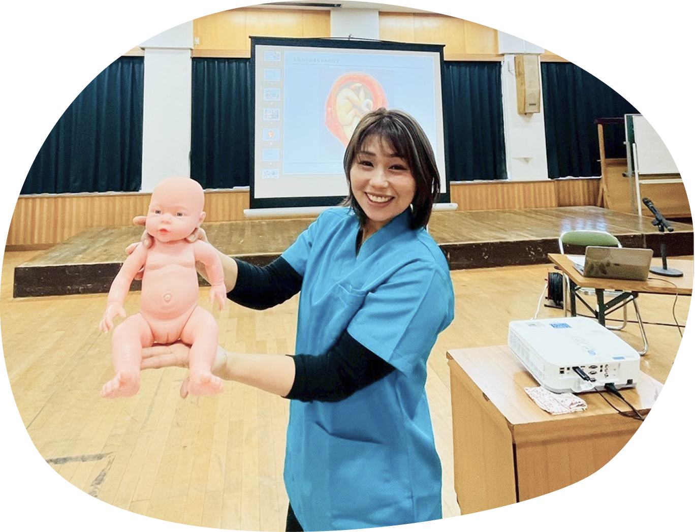 助産師が授業を行っている場面