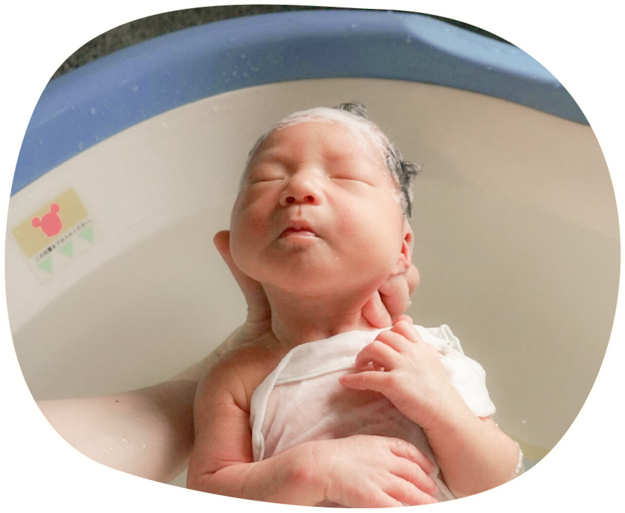 赤ちゃんが沐浴する場面