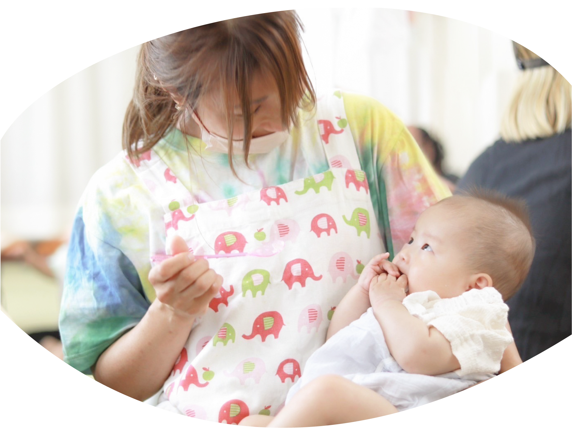 助産師が赤ちゃんを優しく抱いて寄り添っている場面