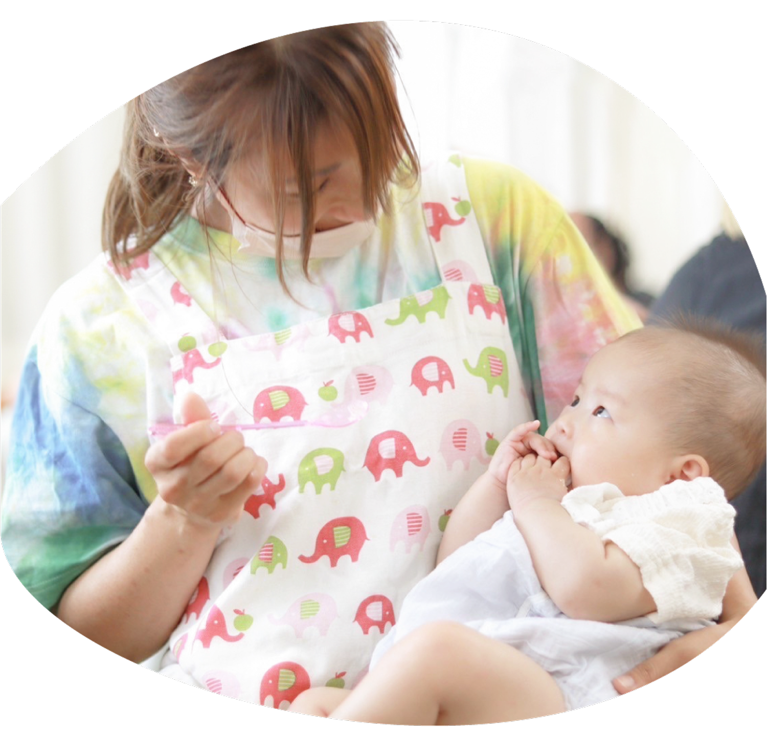 助産師が赤ちゃんを優しく抱いて寄り添っている場面